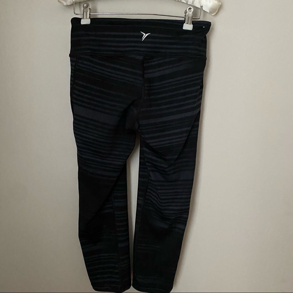 Old Navy Leggings Cropped Capri Active Fitted Black Gray Patterned Athleisure - Picture 2 of 8